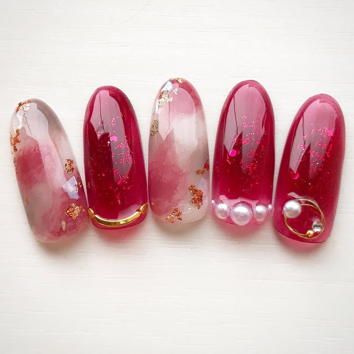 Красный мрамор на ногтях