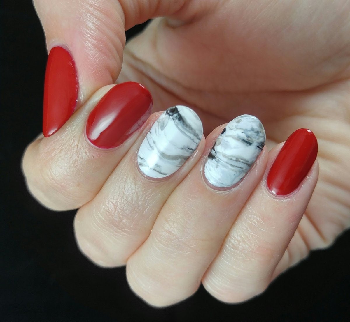 Красно-чёрный маникюр с золотом