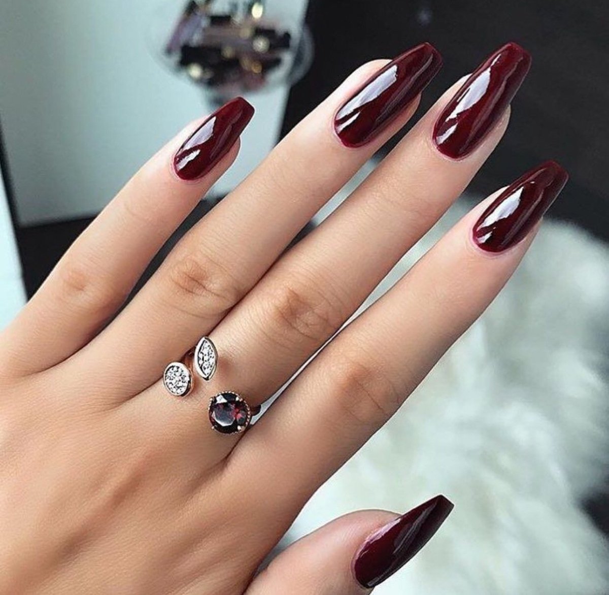 Нюдовый мраморный маникюр 2022