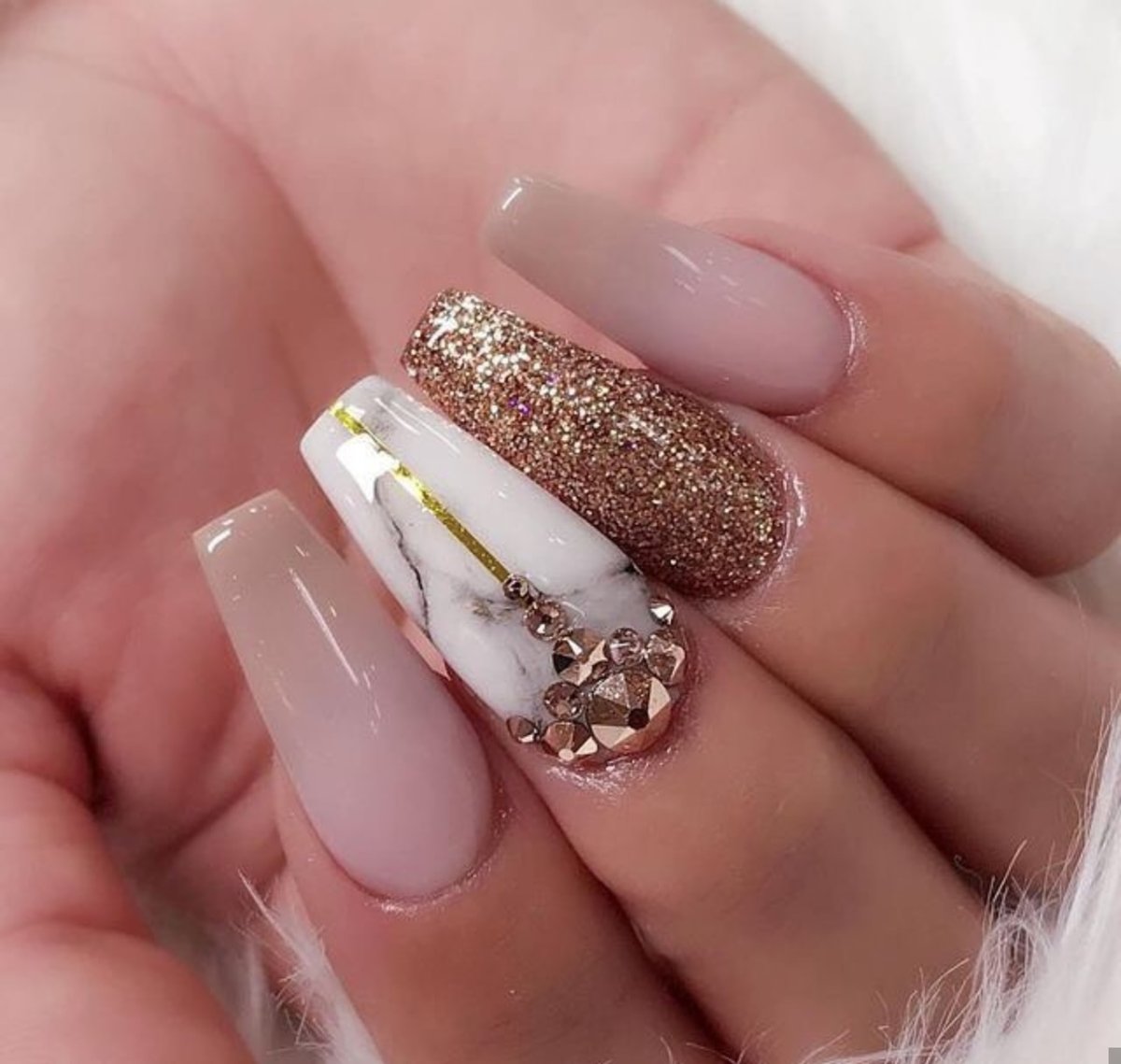 Маникюр с красными блёстками крупными