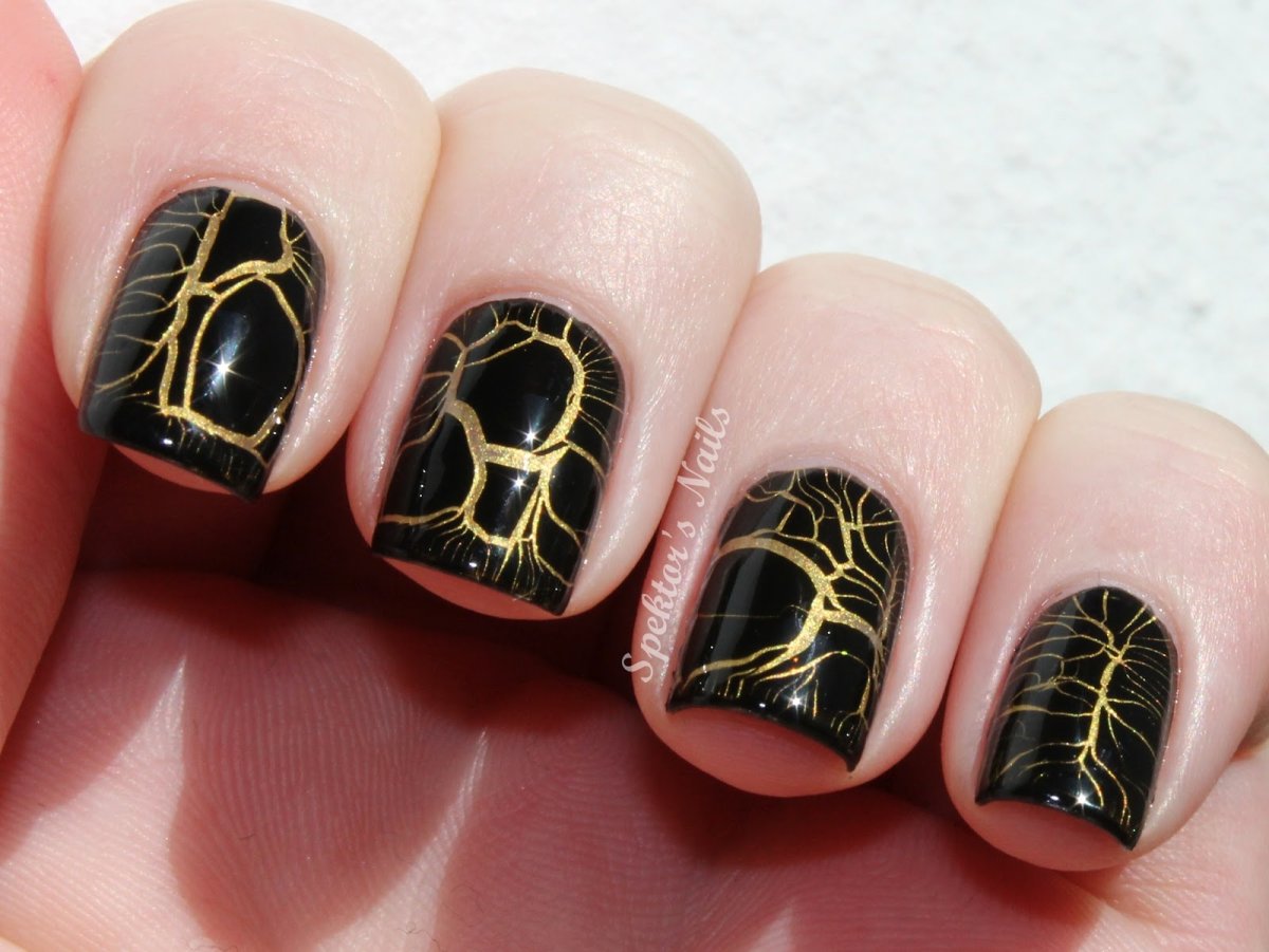 Маникюр с золотой втиркой и блестками