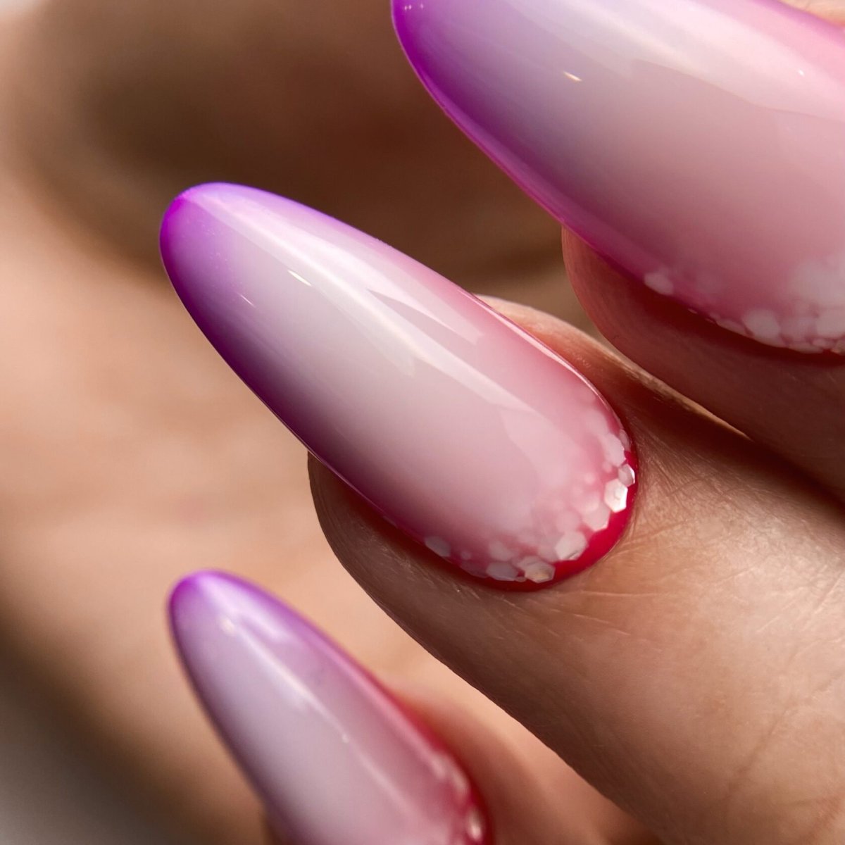 Молочные ногти с градиентом