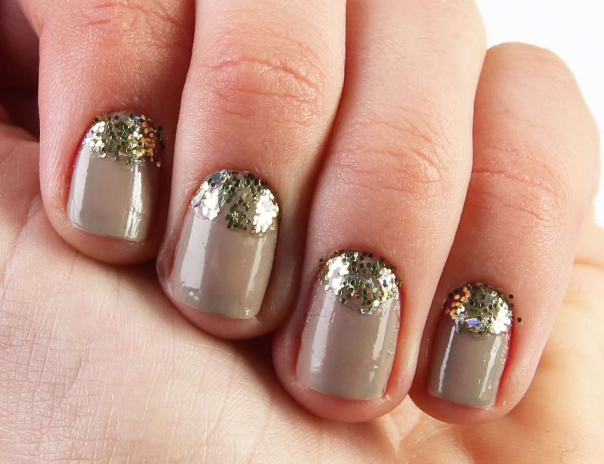 Молочный маникюр с блес