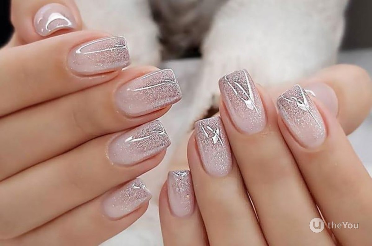 Маникюр молочный с мелкими блестками