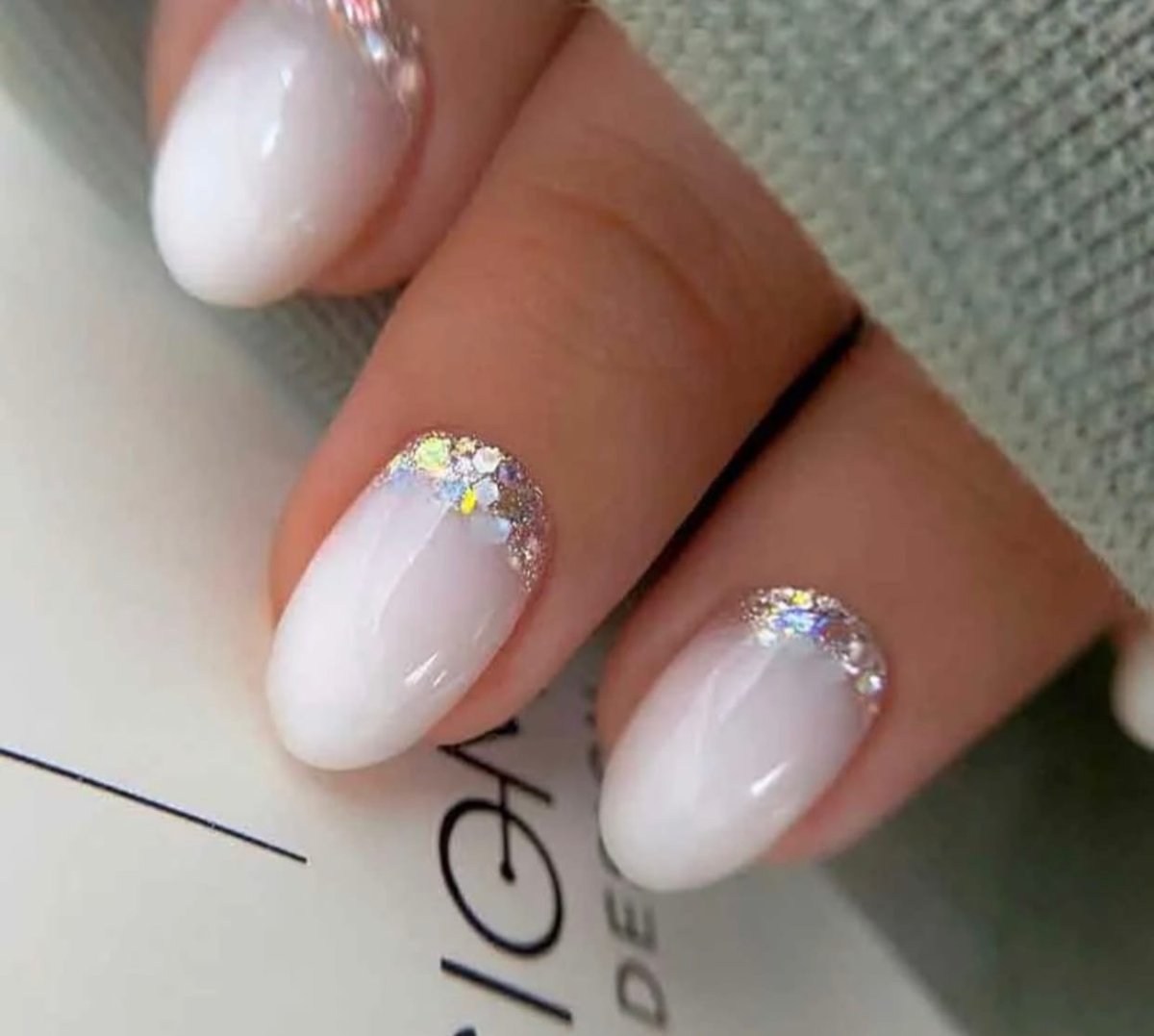 Блестки с молочной базой маникюр