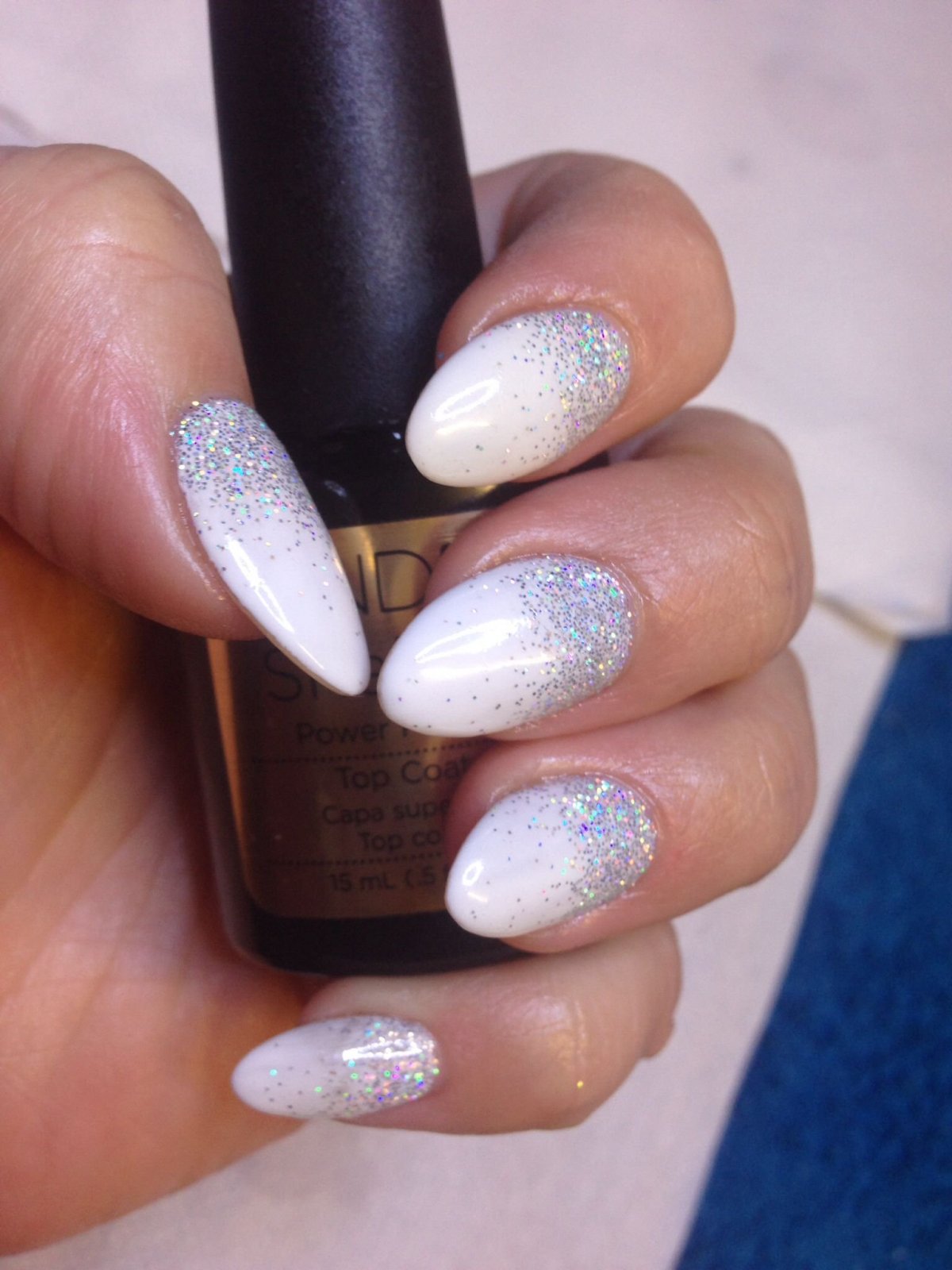 Белый маникюр с блестками