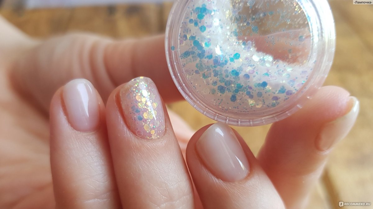 Светло серый маникюр зимний