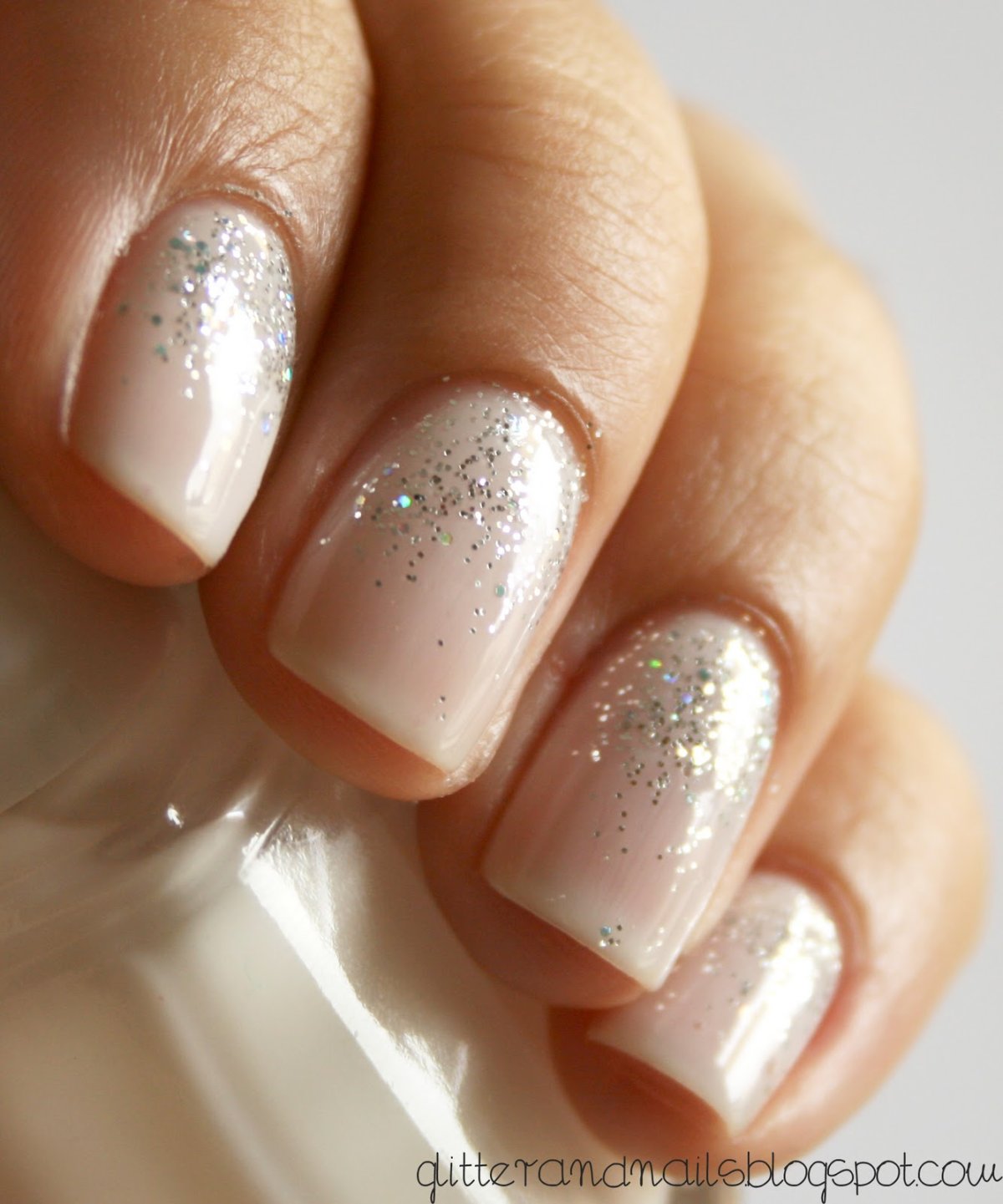 Молочный нюдовый маникюр миндаль