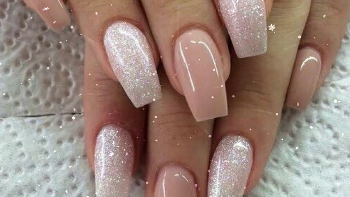 Маникюр с блестками под молочной базой