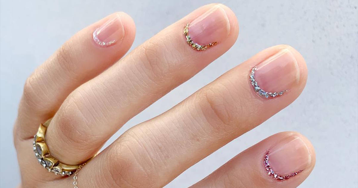 Ногти с блёстками у кутикулы