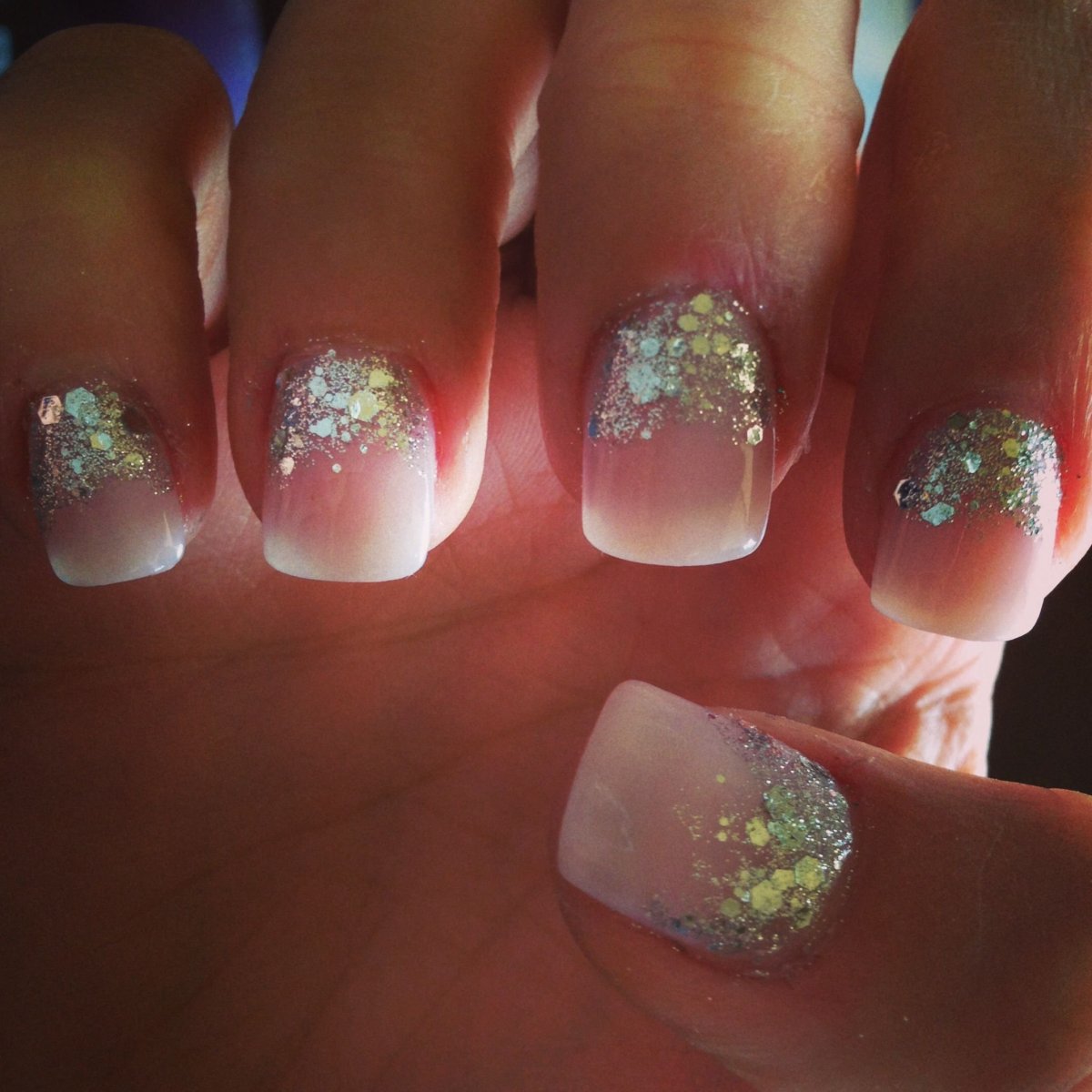 Ногти с блёстками у кутикулы