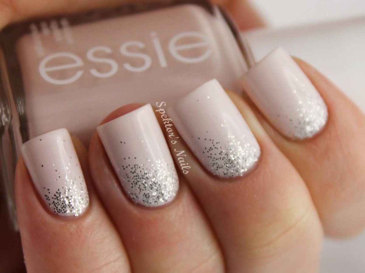 Ногти бежевые с блестками