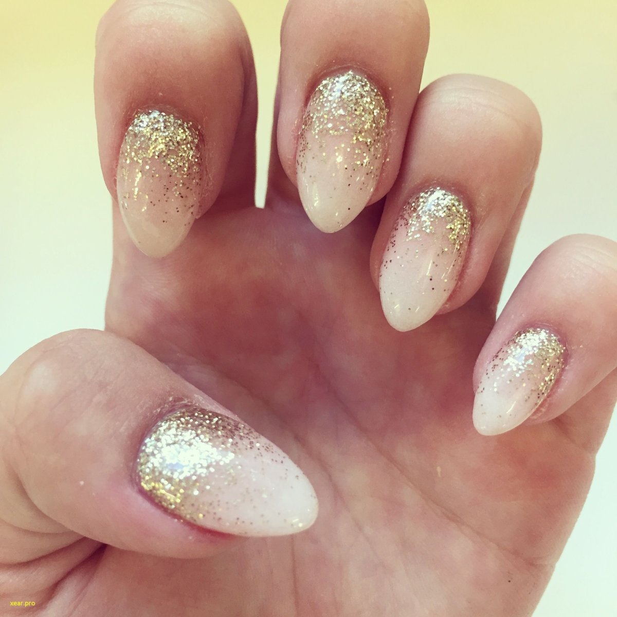 Молочные ногти с блестками