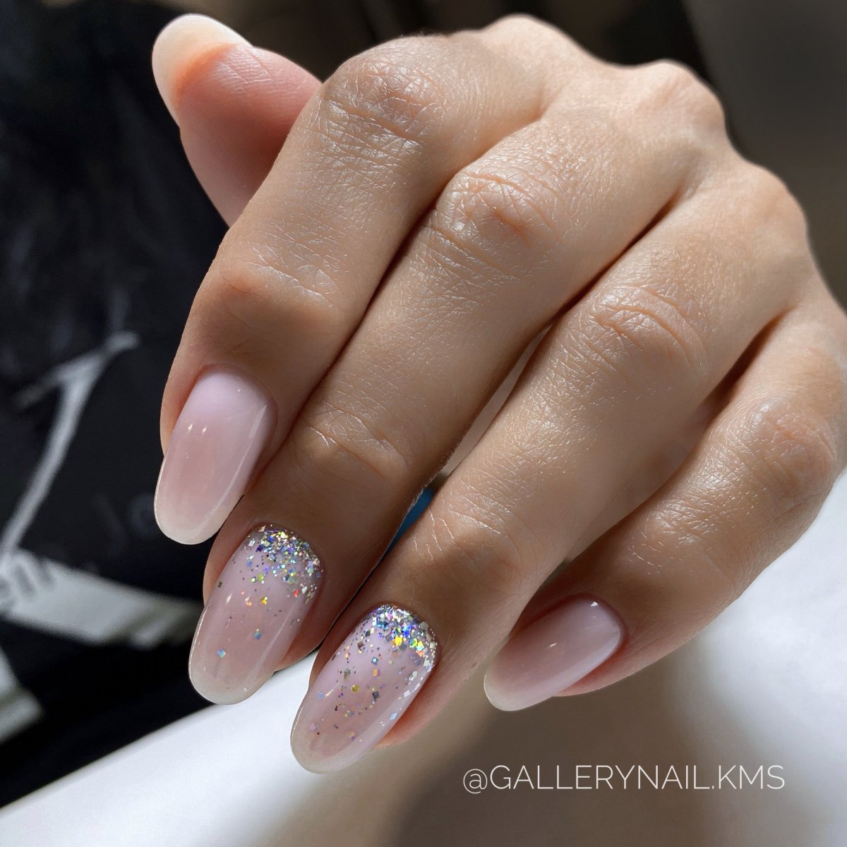 Растяжка блестками на ногтях