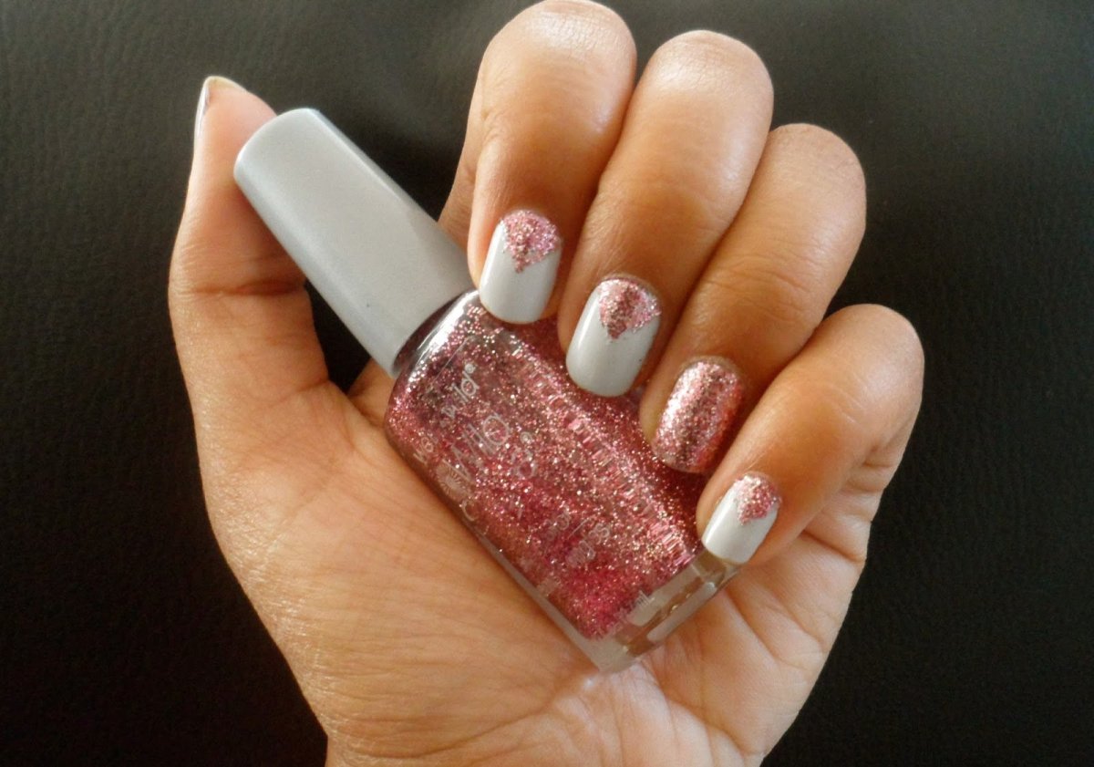 Молочные ногти с блестками