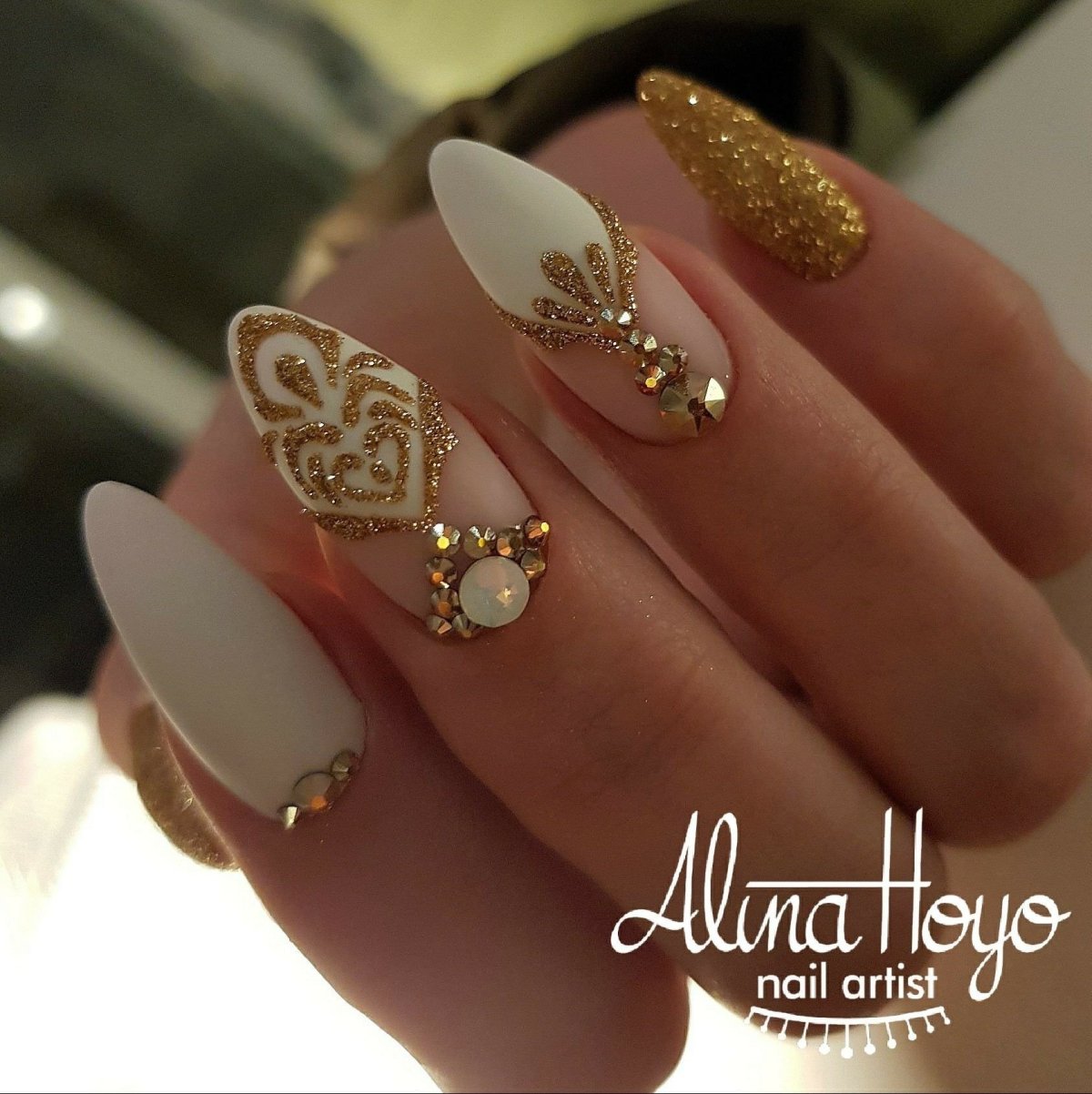 Маникюр с золотом 2022 миндаль