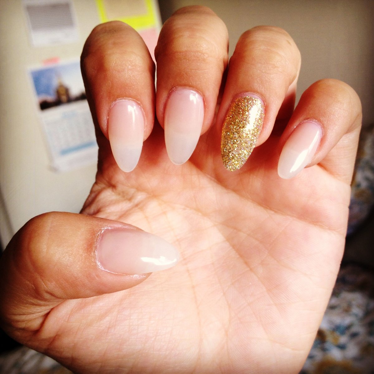 Молочный маникюр с золотыми блестками