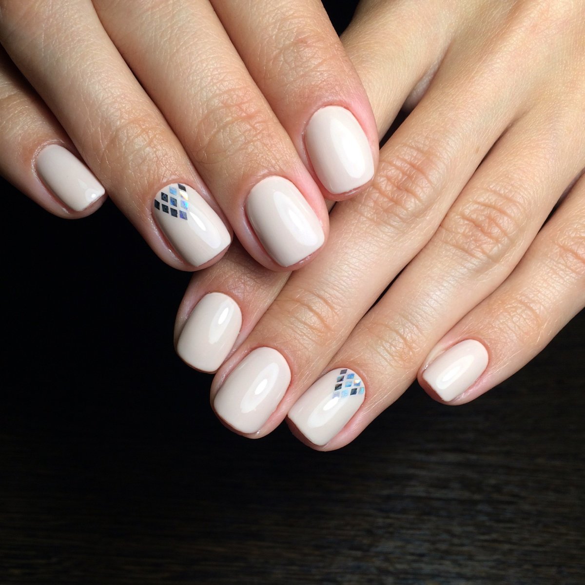 Лёгкий дизайн для ногтей молочный гель-лак