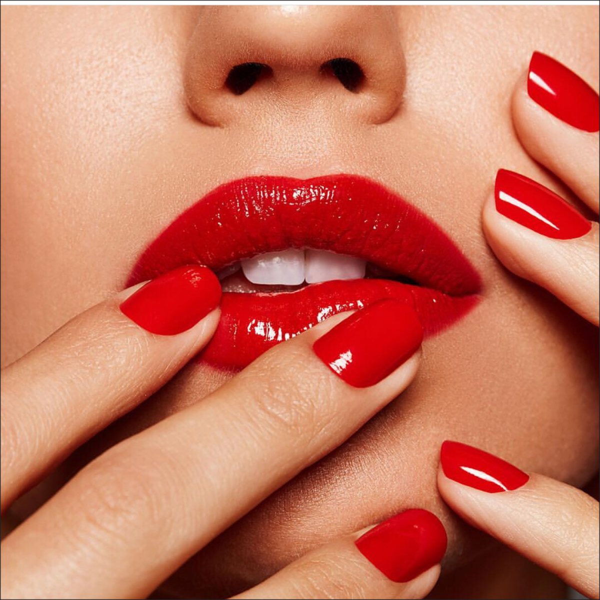 Красные губы и ногти