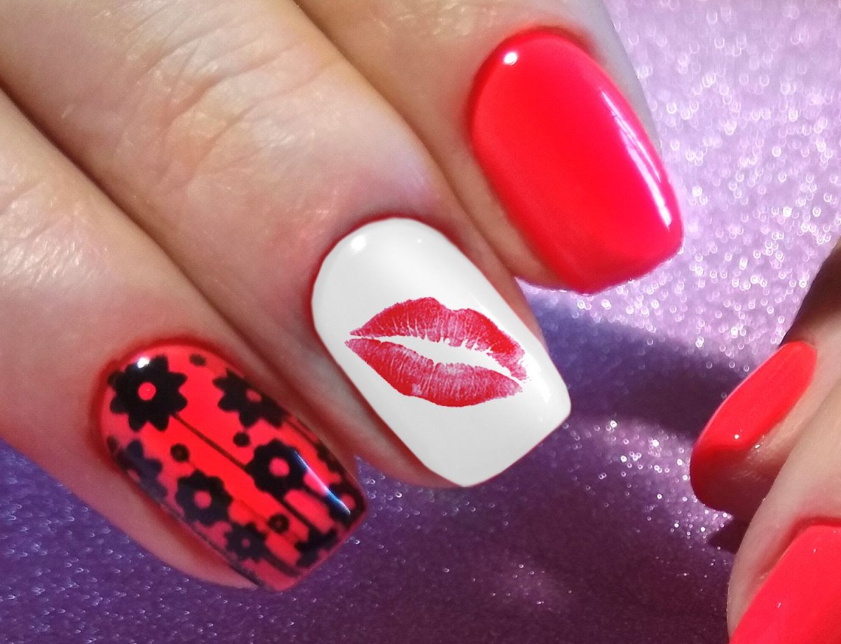 Красный маникюр с губами