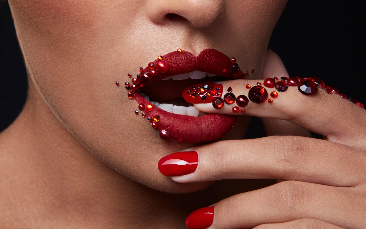 Красные губы и ногти