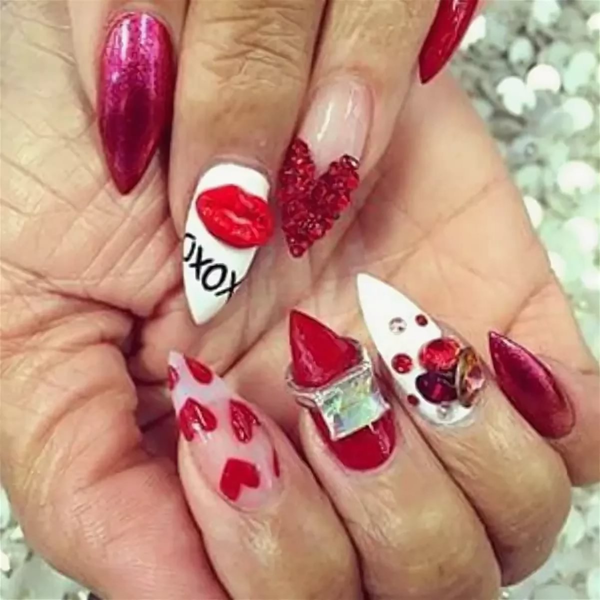 Маникюр с губами