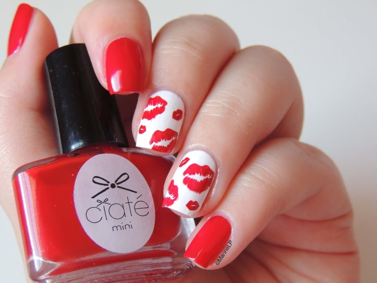 Маникюр с губами