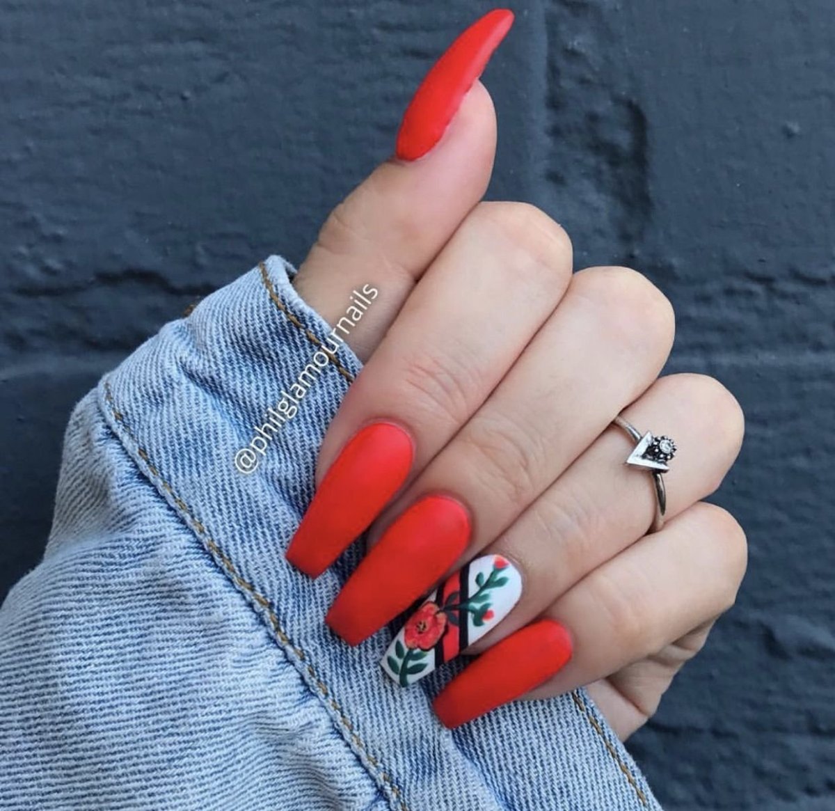 Красный маникюр молодежный