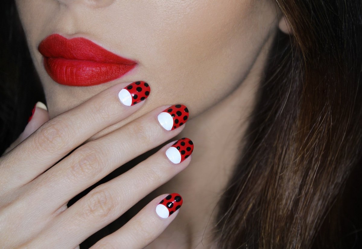 Красный маникюр