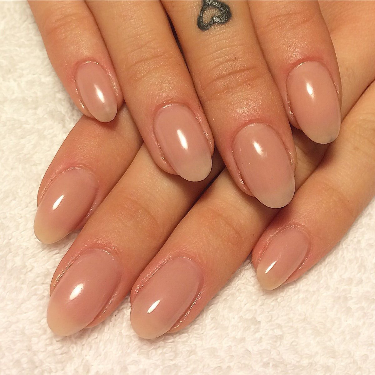 Форма ногтей овал