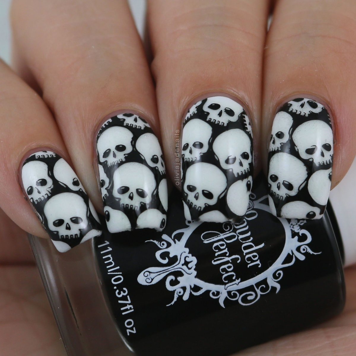 Маникюр с черепами