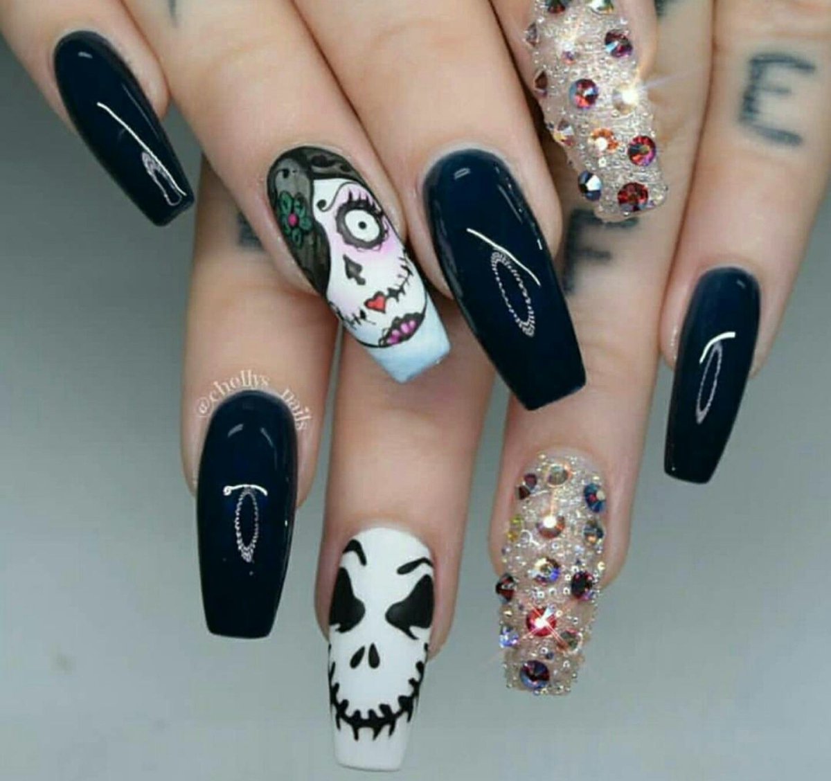 Полосатые острые ногти