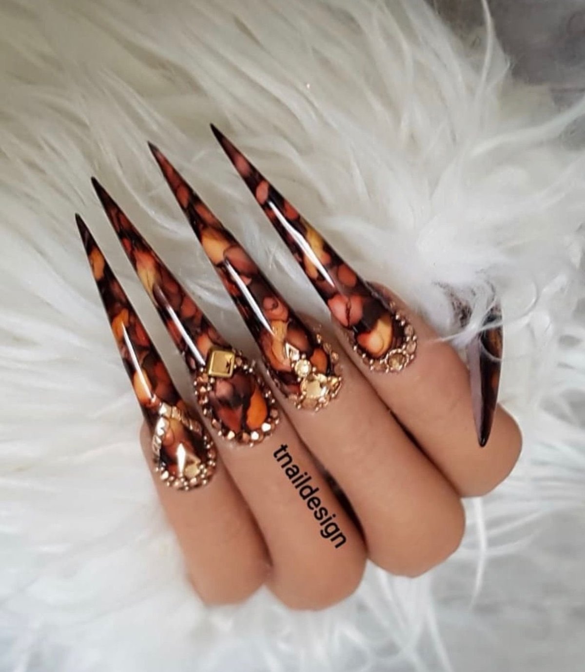 Череп на ногтях