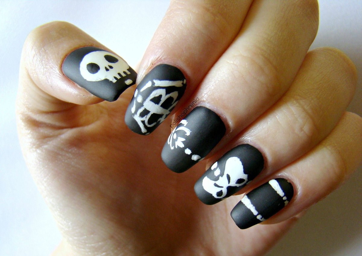 Маникюр с черепами