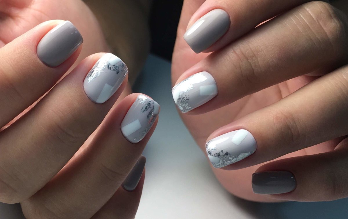 Серо-голубой маникюр