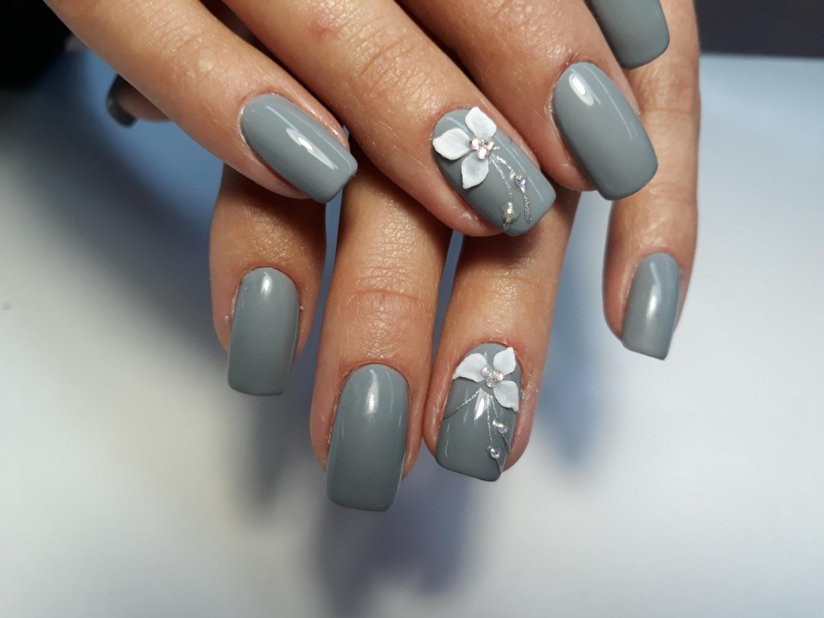 Маникюр голубой с серебром