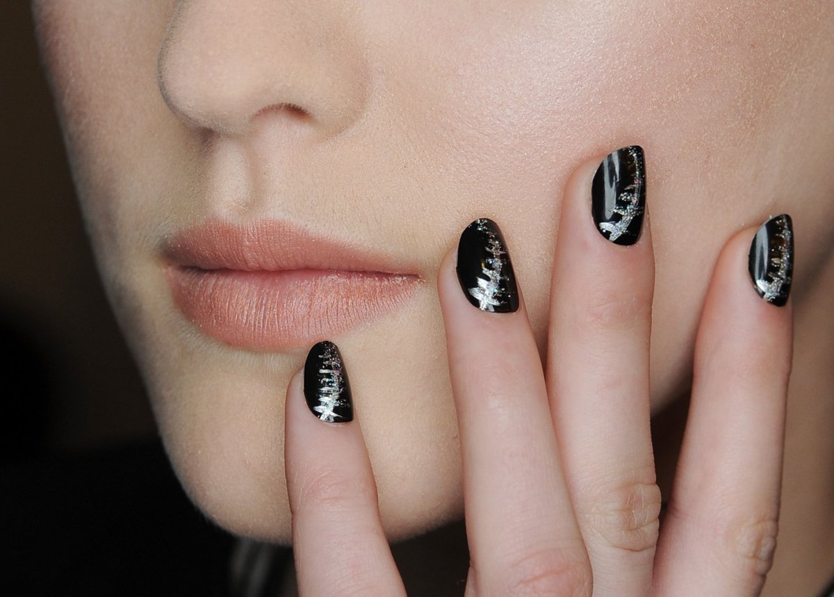 Чёрные глянцевые ногти