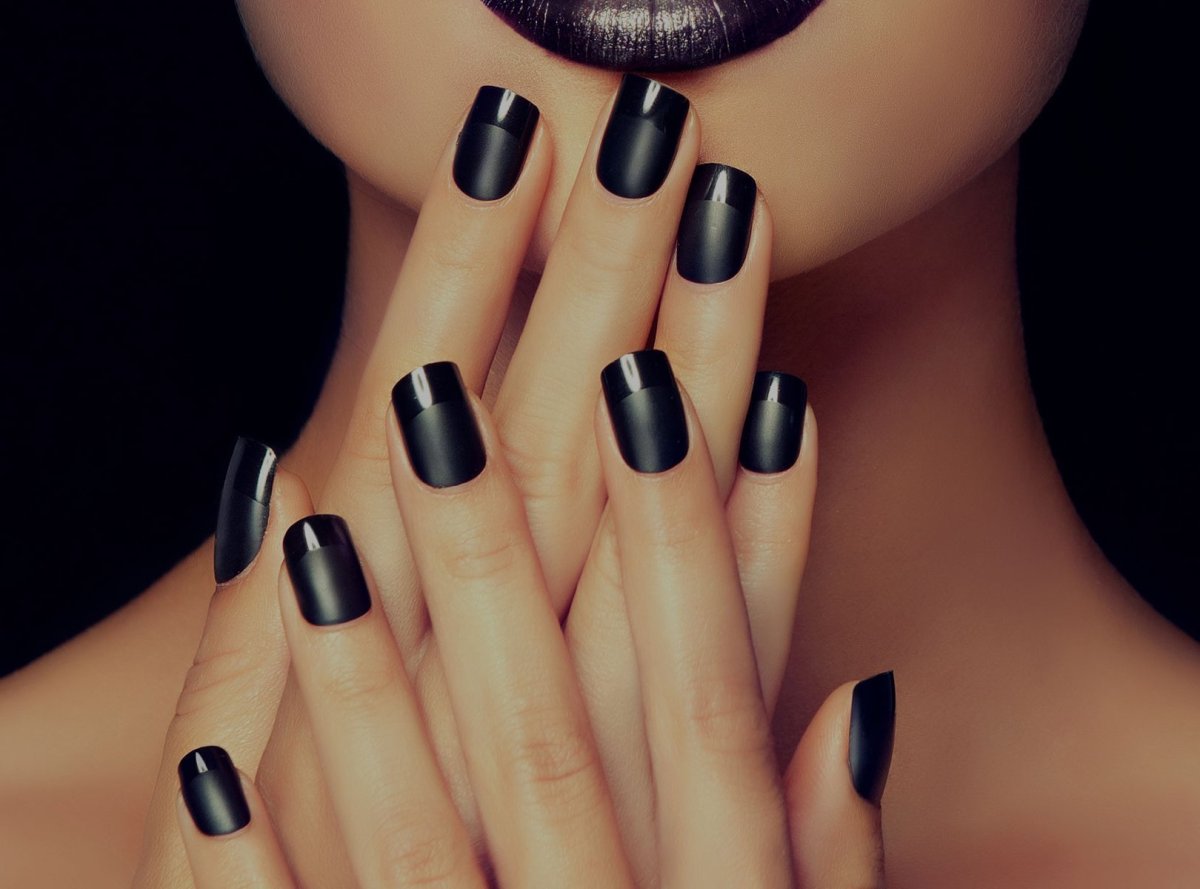 Маникюр под черное платье