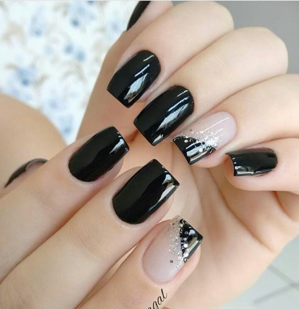 Маникюр под черное платье