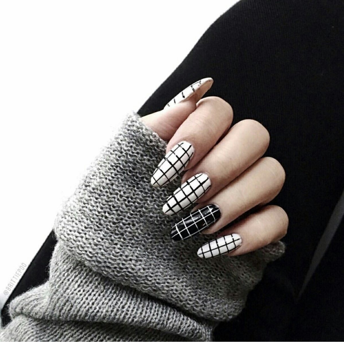 Чёрный маникюр со стразами