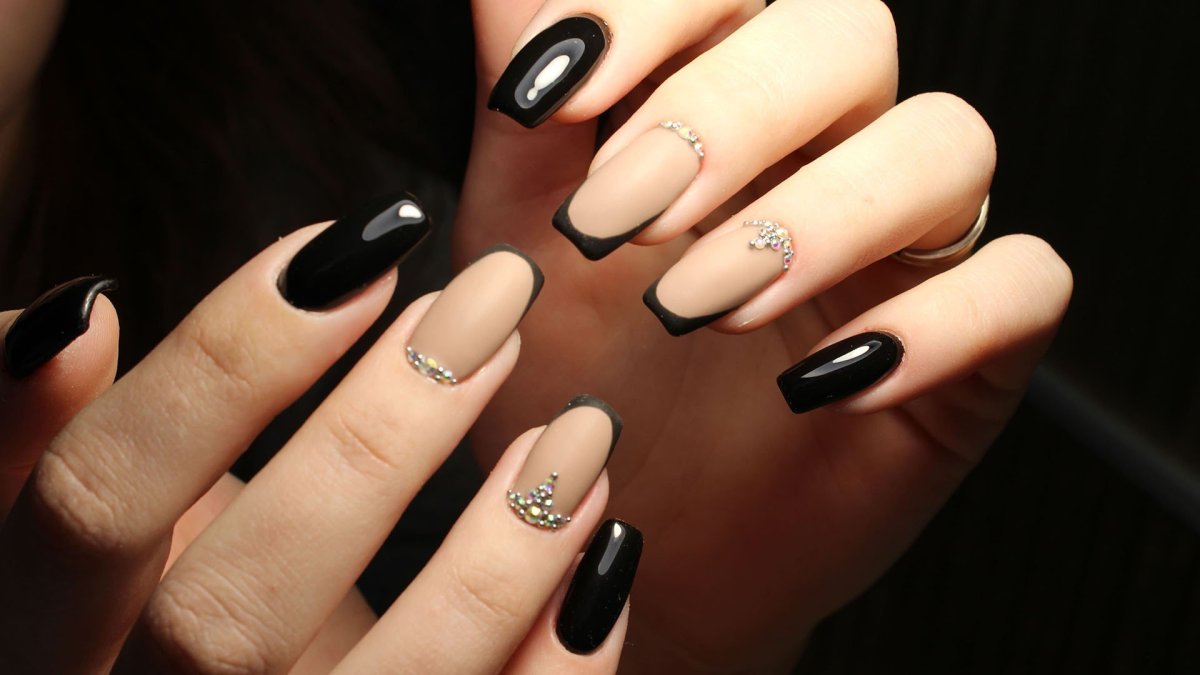 Красивый маникюр черного цвета