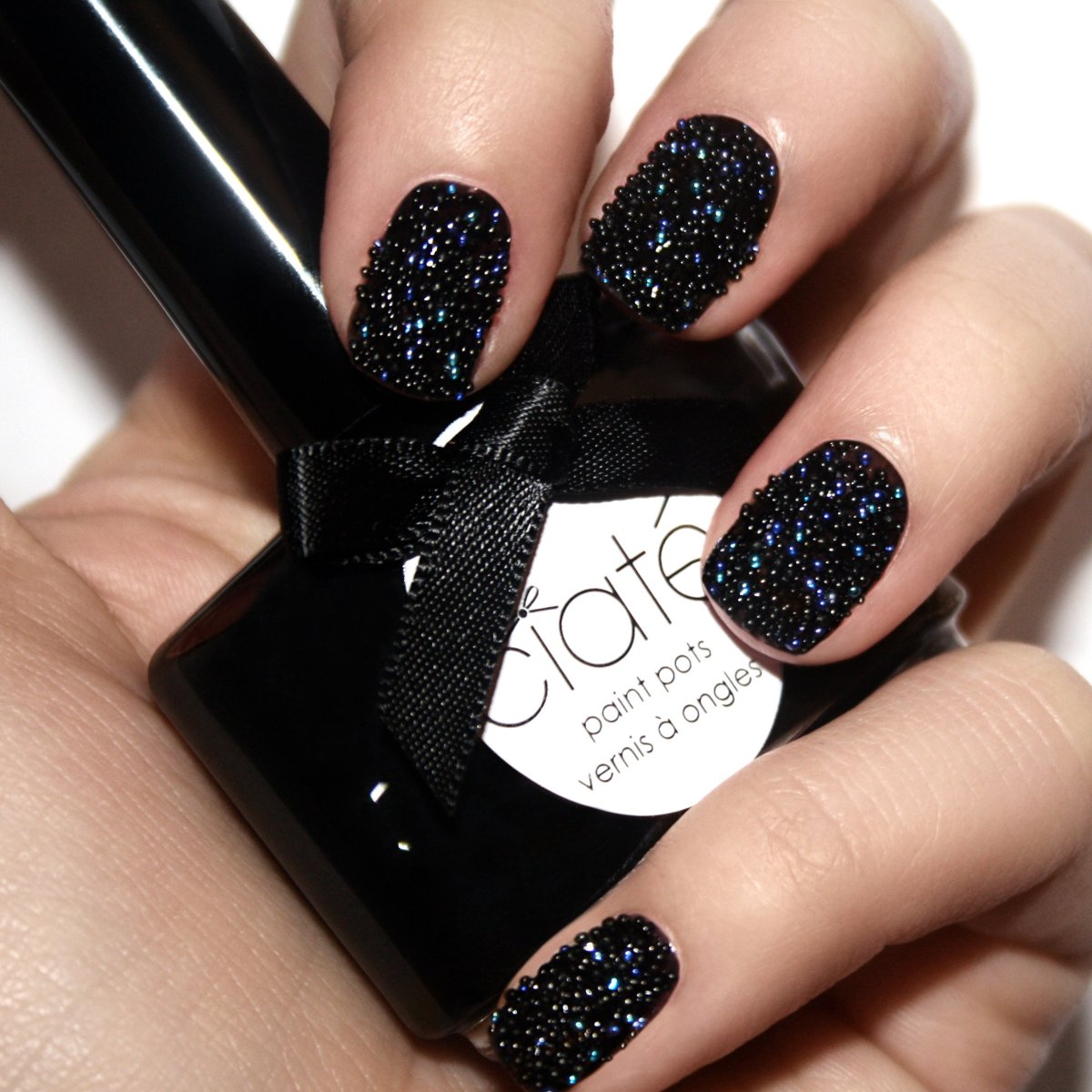 Чёрный маникюр 2022 на миндаль