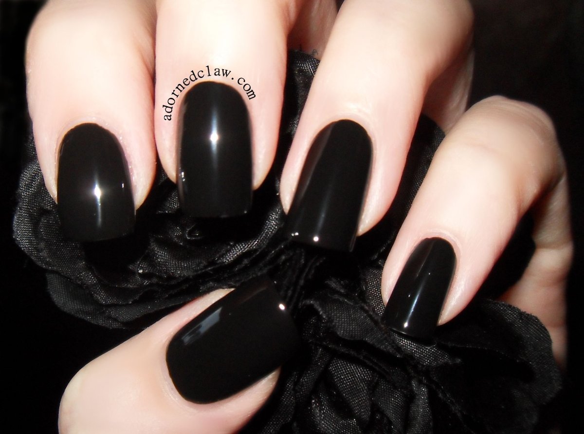 Маникюр под черное платье 2022