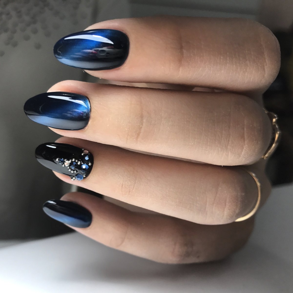 Маникюр черный кошачий глаз