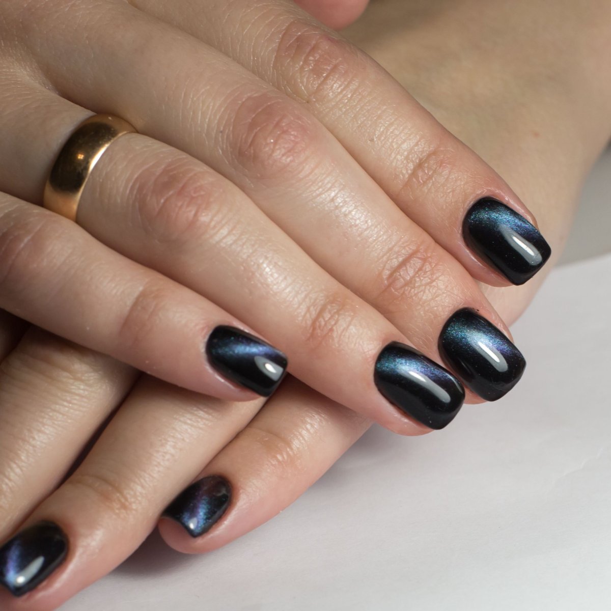 Маникюр черный Кошкин глаз