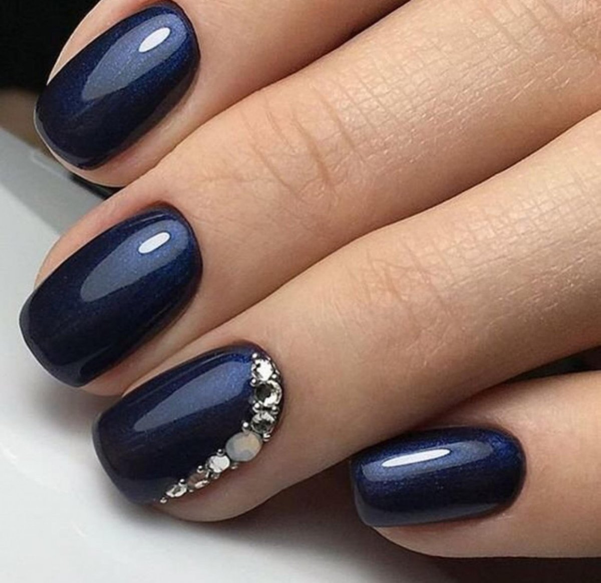 Маникюр 2022 кошачий глаз красный