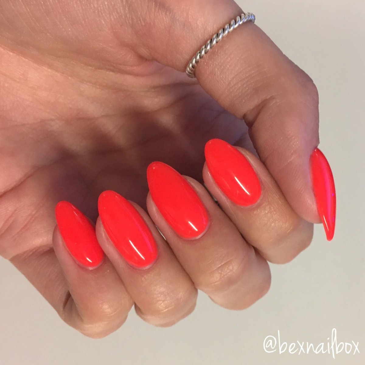 Неоновый коралловый маникюр