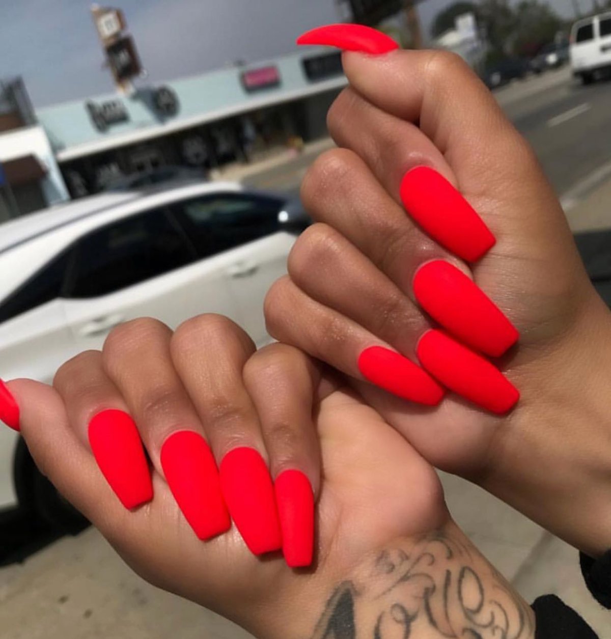 Яркий красный матовый маникюр