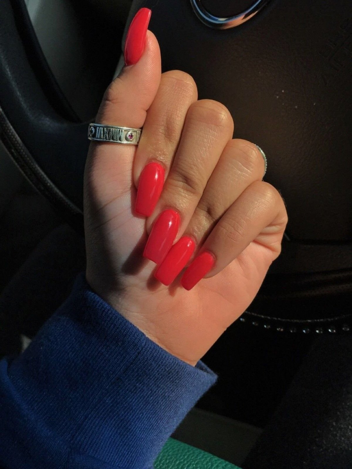 Неоновый красный маникюр