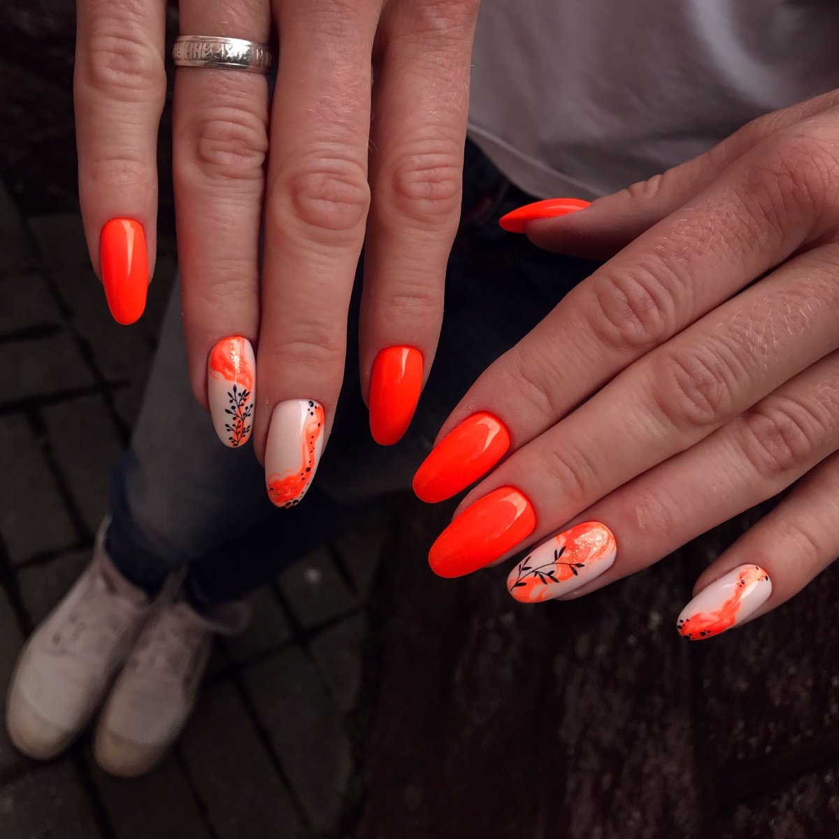 Оранжевый маникюр на миндалевидных ногтях